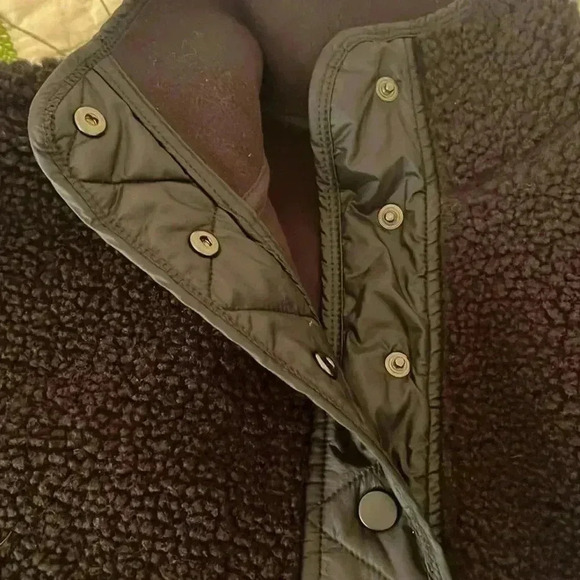 Sherpa Athleta Cozy  Snap Sweatshirt
Color: Black
New with tags
Retail:129 XXSml - Picture 5 of 7